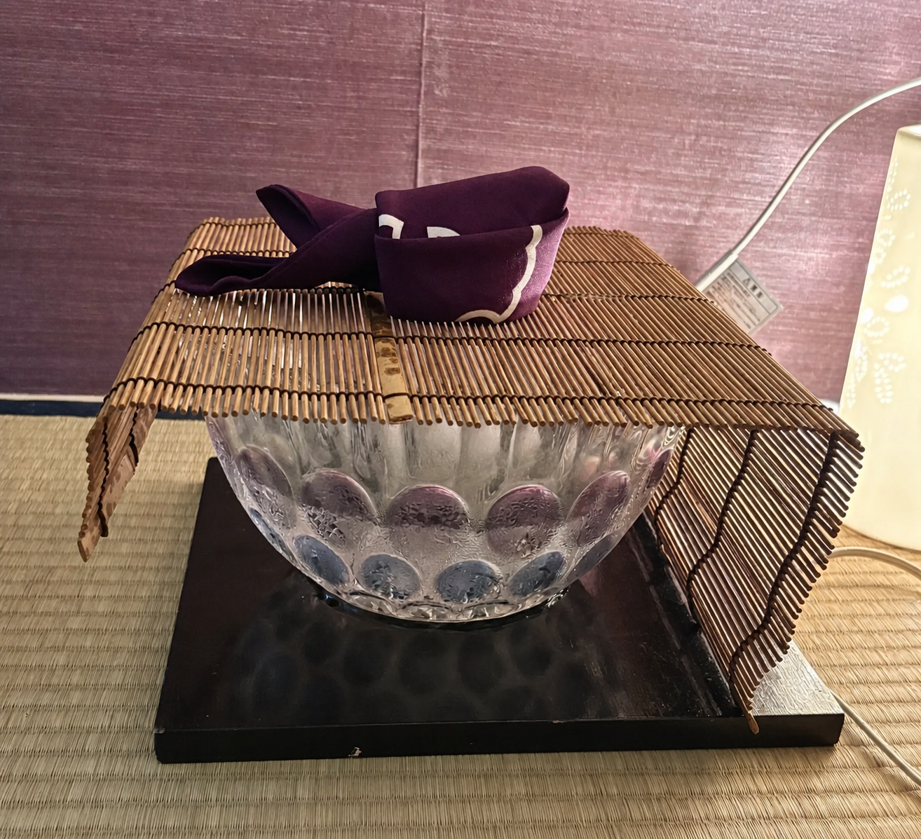 金魚が泳ぐガラス鉢に竹の簾が掛けられた夏のしつらえ