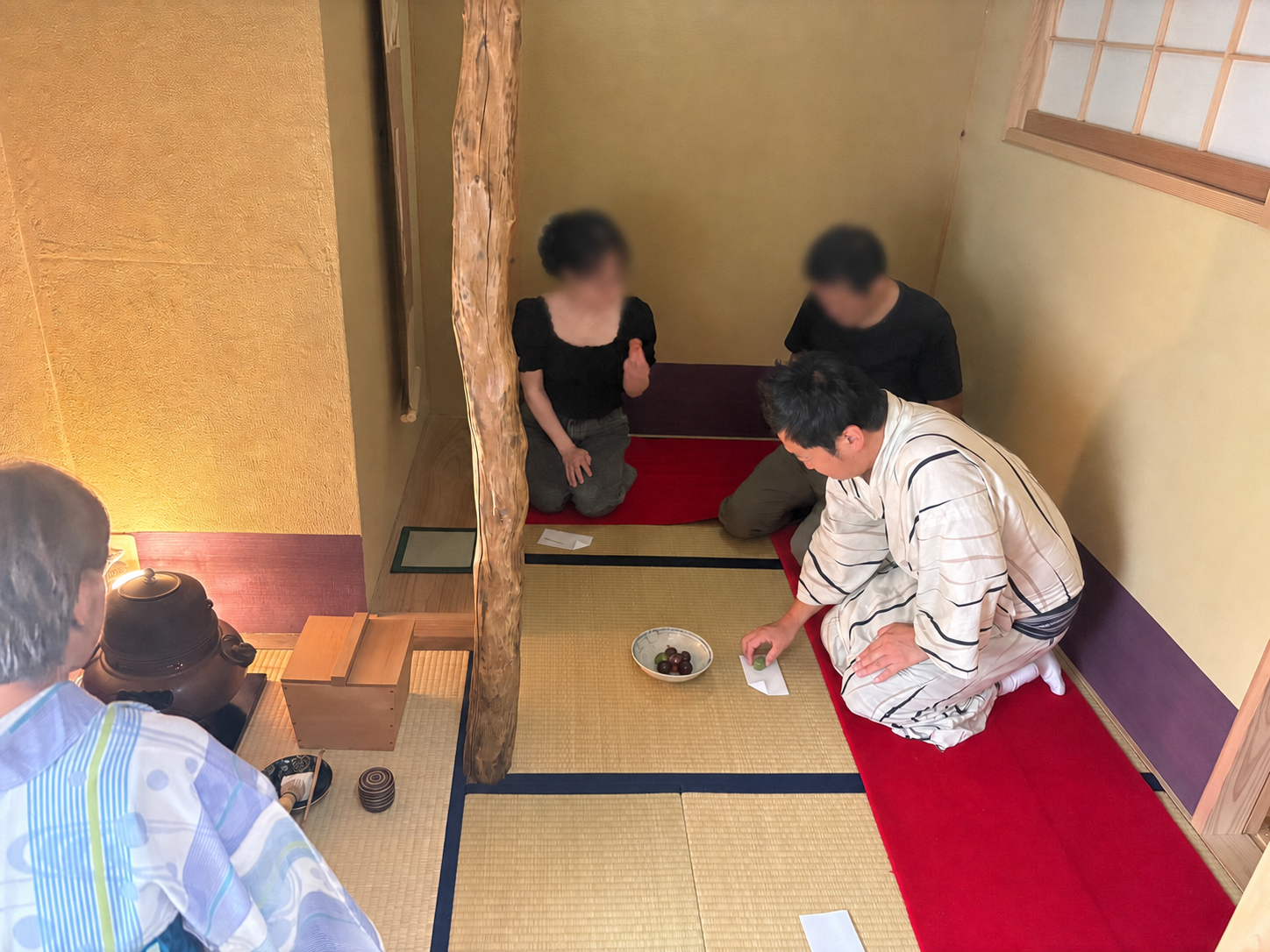 茶道プレイスでお茶室に集う参加者の様子