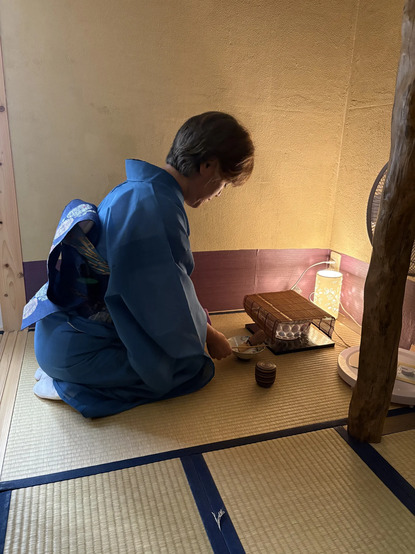 茶室で着物姿の人がお点前の準備をしている様子
