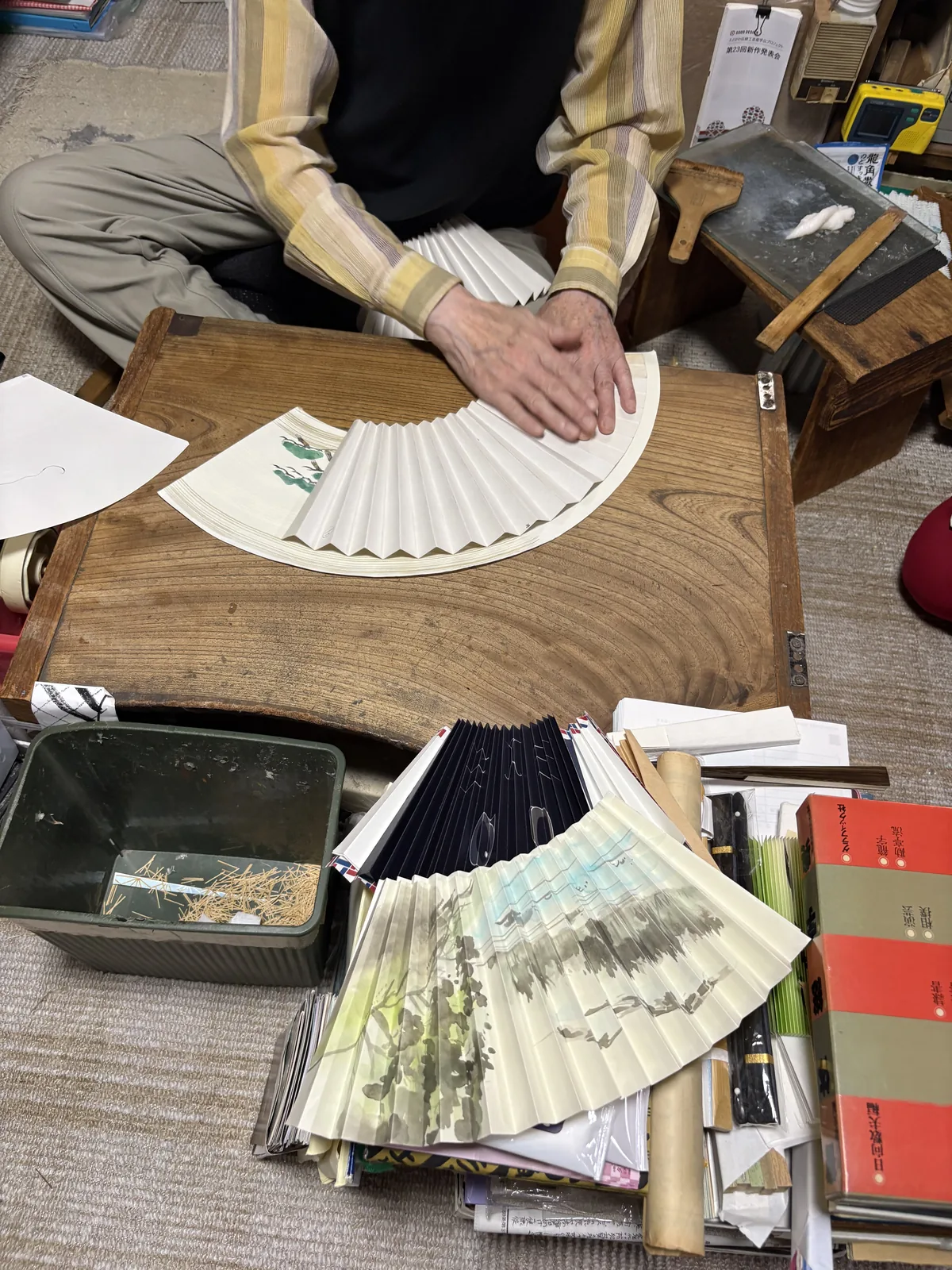 江戸革扇子を仕立てる職人の手元