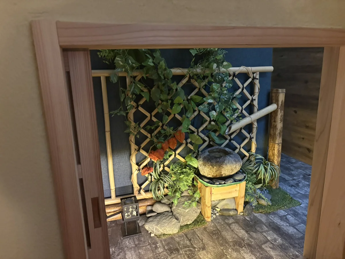 竹と草花でしつらえられた茶室の入口