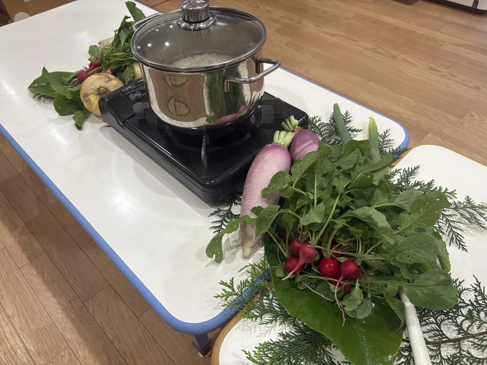 鍋のそばに並べられた新鮮な野菜