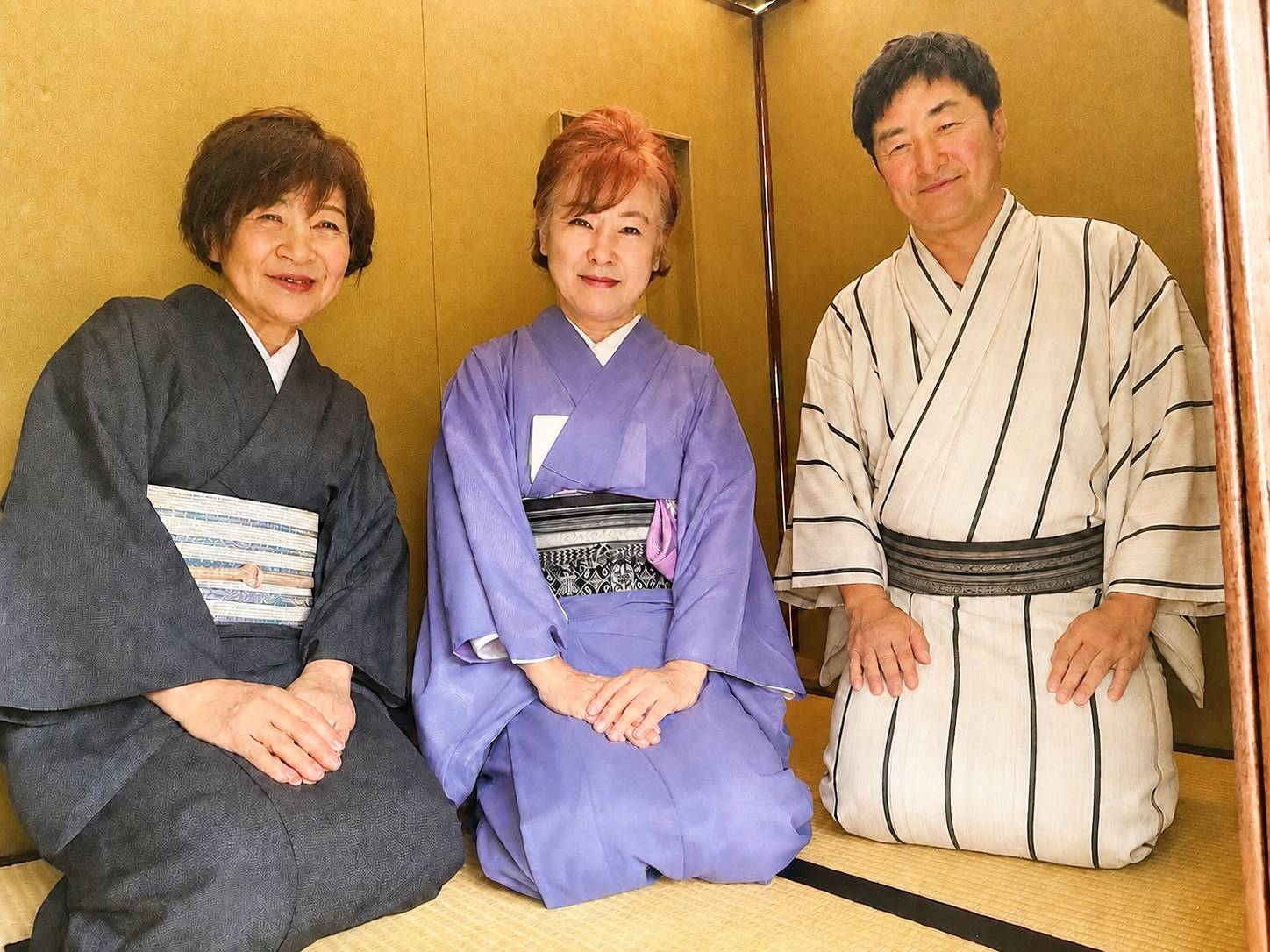 茶室Zeroで並んで座る着物姿の3人
