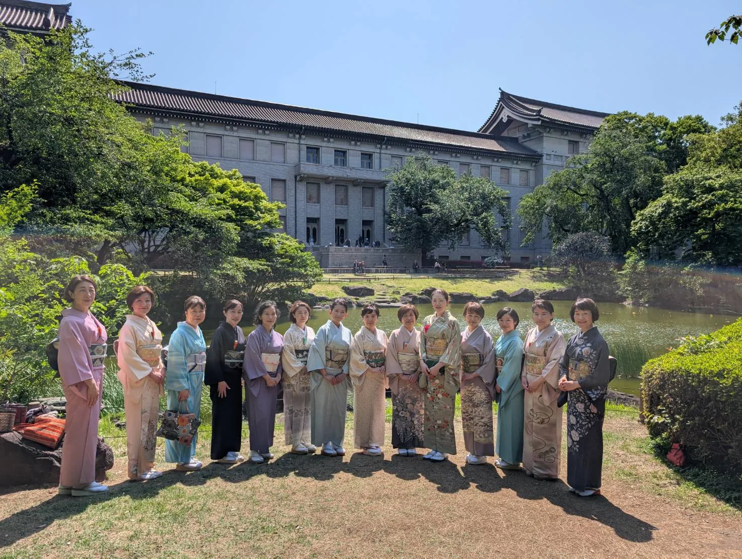 東京国立博物館前に集まった着物姿の結いの会の参加者