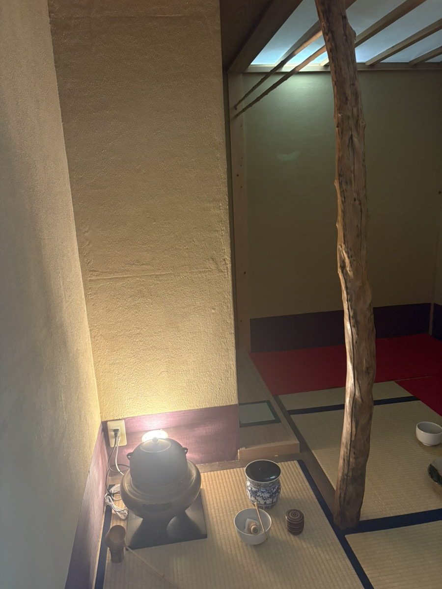 茶室の釜と畳のしつらえ