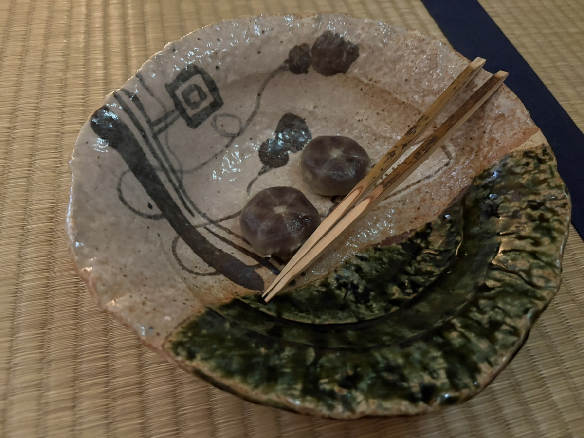 器に盛られた季節の和菓子